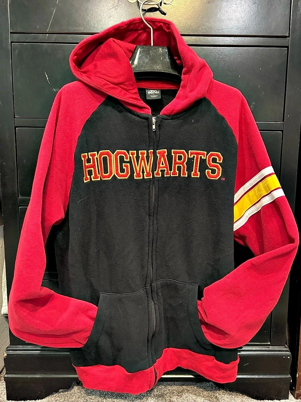 The Wizarding World of Harry Potter Hogwarts Crest Full Zip Hoodie Black & Red f